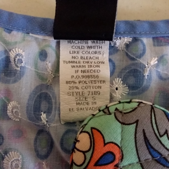 ☆☆SOLD☆☆ Barco Geometric Print Y-neck Scrub Top - Picture 7 of 8